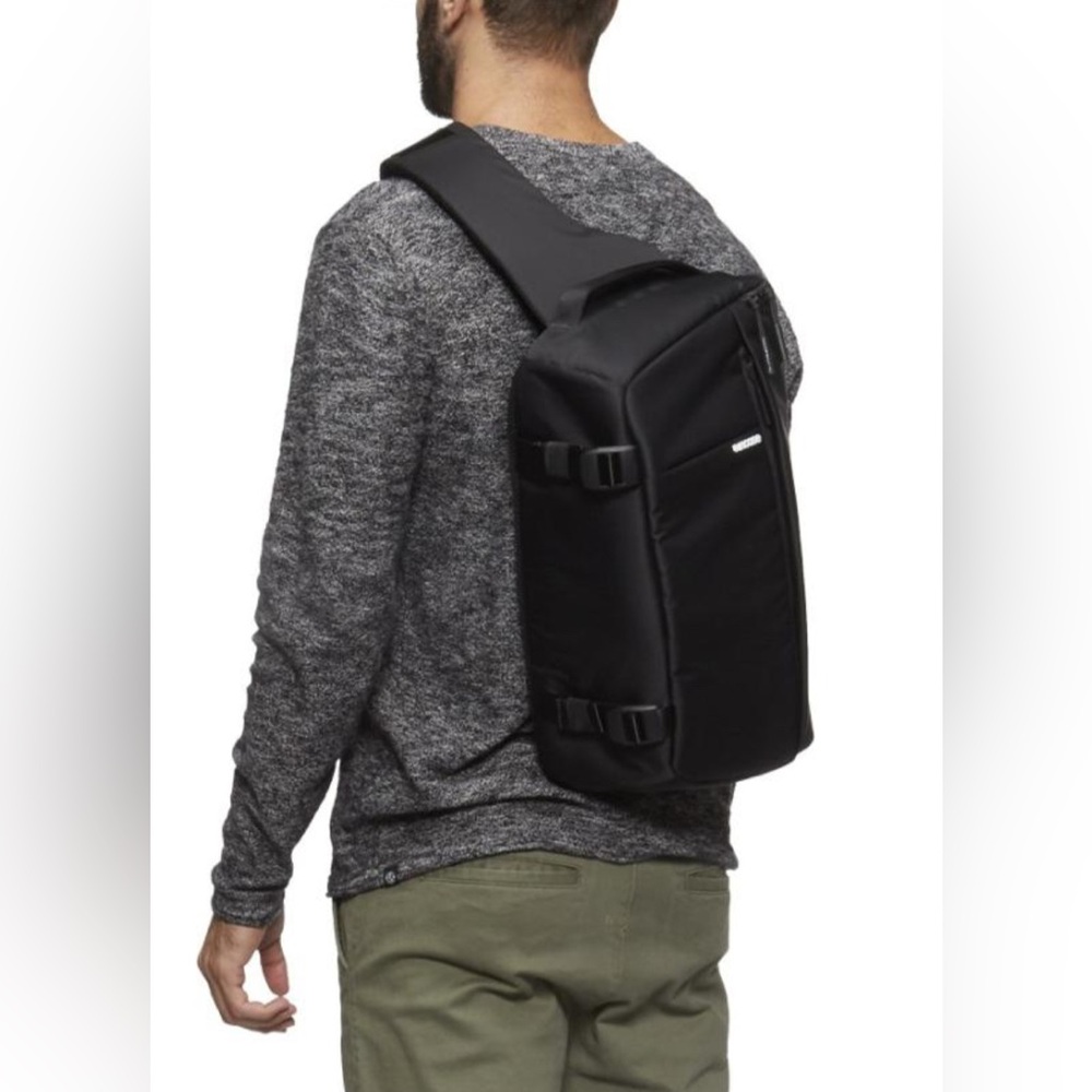 Incase Men's Black sling backpack